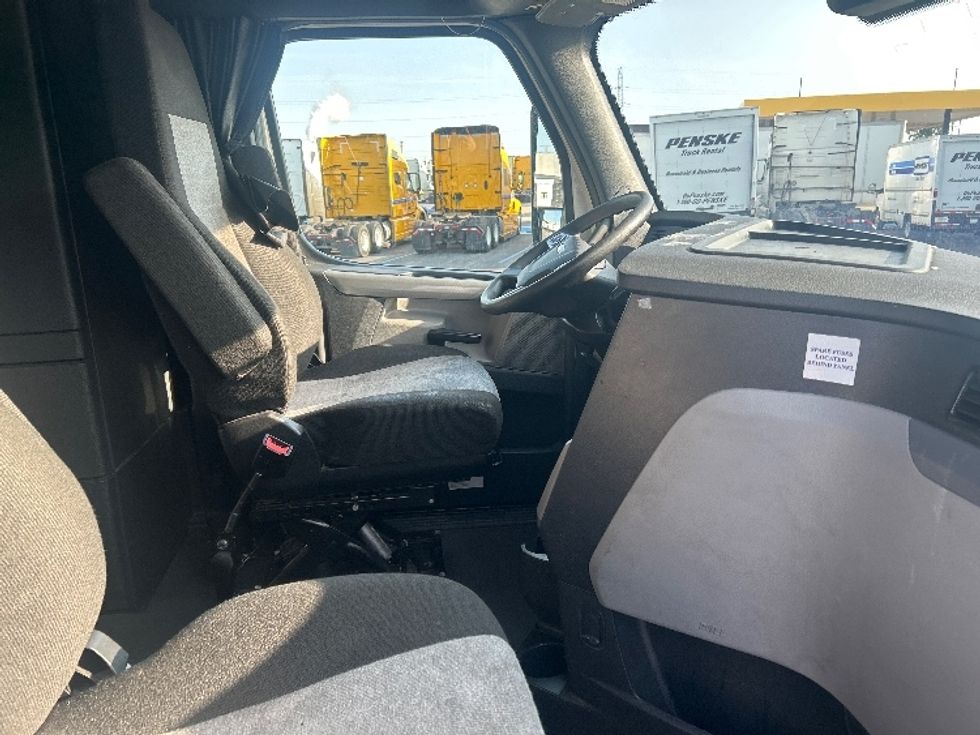 Sleeper Tractor-Heavy Duty Tractors-Freightliner-2021-T12664ST-Chicago (Chicago Ridge)-IL-628,788\n\t\tmiles-$ 52,000 - Image 15