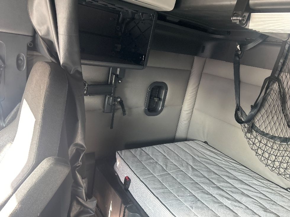 Sleeper Tractor-Heavy Duty Tractors-Freightliner-2021-T12664ST-Chicago (Chicago Ridge)-IL-628,788\n\t\tmiles-$ 52,000 - Image 19