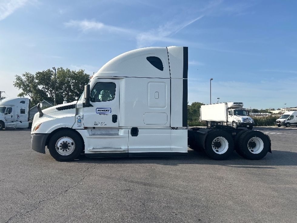Sleeper Tractor-Heavy Duty Tractors-Freightliner-2021-T12664ST-Chicago (Chicago Ridge)-IL-628,788\n\t\tmiles-$ 52,000 - Image 4