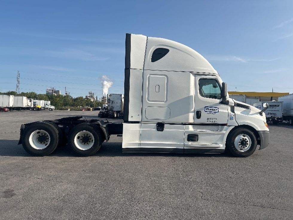 Sleeper Tractor-Heavy Duty Tractors-Freightliner-2021-T12664ST-Chicago (Chicago Ridge)-IL-628,788\n\t\tmiles-$ 52,000 - Image 8