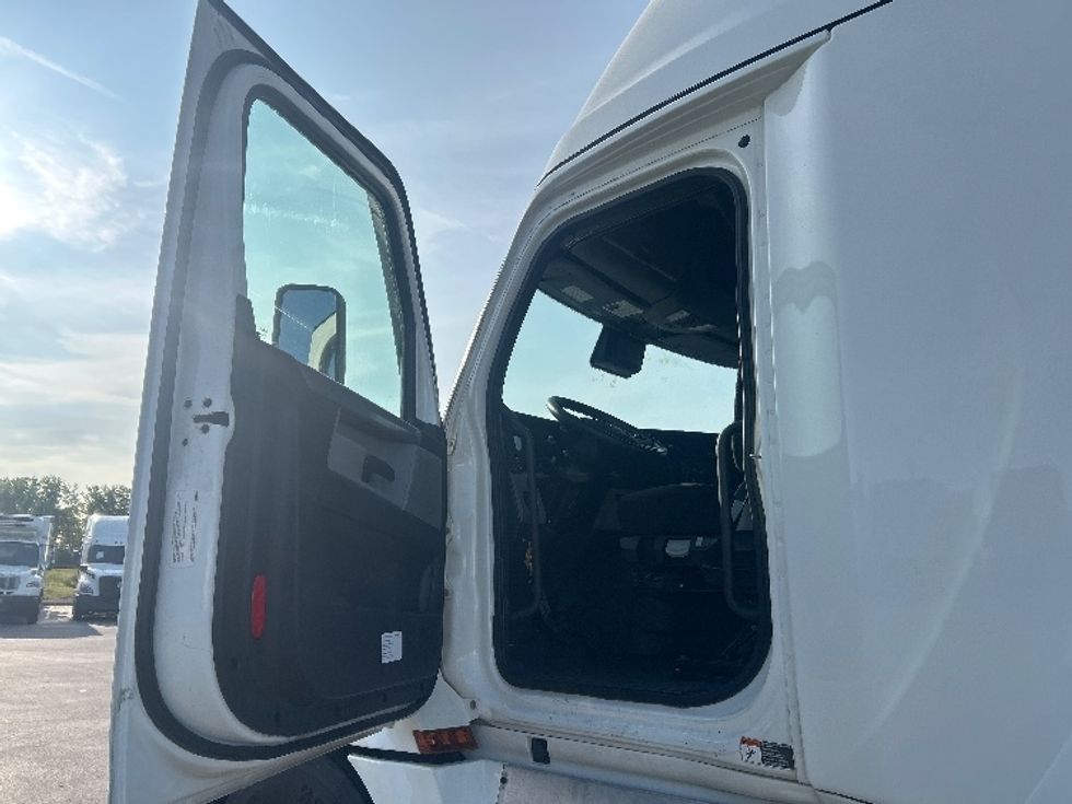 Sleeper Tractor-Heavy Duty Tractors-Freightliner-2021-T12664ST-Chicago (Chicago Ridge)-IL-628,788\n\t\tmiles-$ 52,000 - Image 9