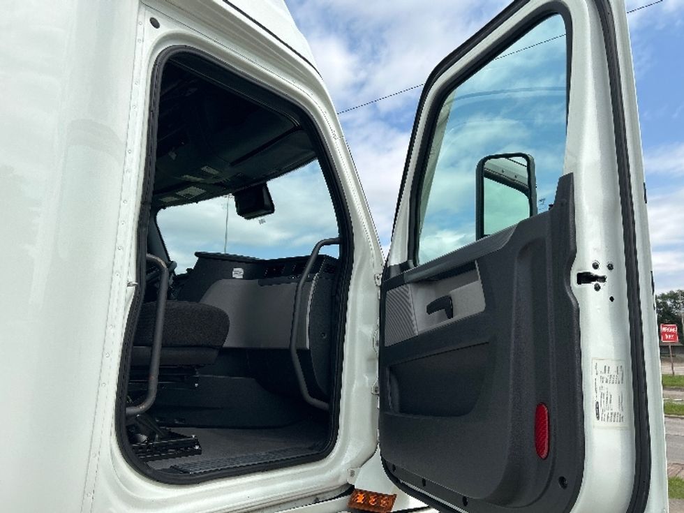 Sleeper Tractor-Heavy Duty Tractors-Freightliner-2021-T12664ST-Chicago (Chicago Ridge)-IL-675,224\n\t\tmiles-$ 47,250 - Image 13