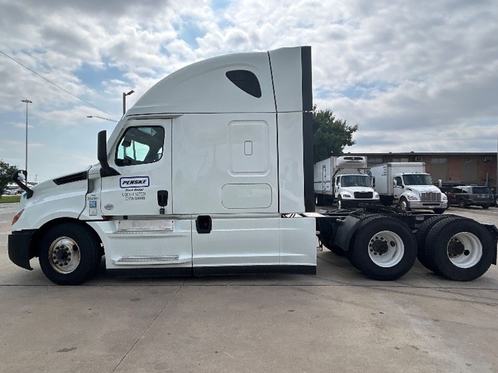 Sleeper Tractor-Heavy Duty Tractors-Freightliner-2021-T12664ST-Chicago (Chicago Ridge)-IL-675,224\n\t\tmiles-$ 47,250 - Image 4