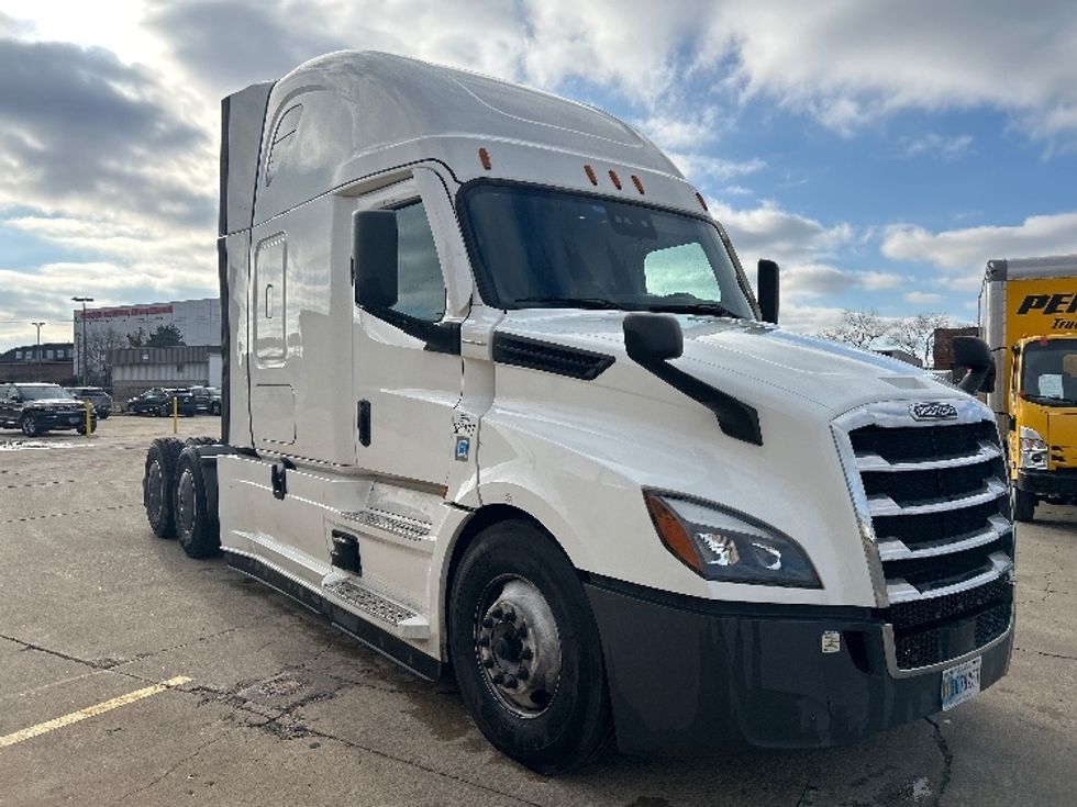 Sleeper Tractor-Heavy Duty Tractors-Freightliner-2021-T12664ST-Chicago (Melrose Park)-IL-370,877\n\t\tmiles-$ 69,000 - Image 1
