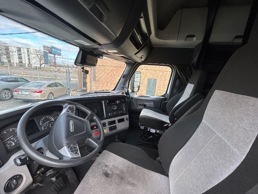 Sleeper Tractor-Heavy Duty Tractors-Freightliner-2021-T12664ST-Chicago (Melrose Park)-IL-370,877\n\t\tmiles-$ 69,000 - Image 10