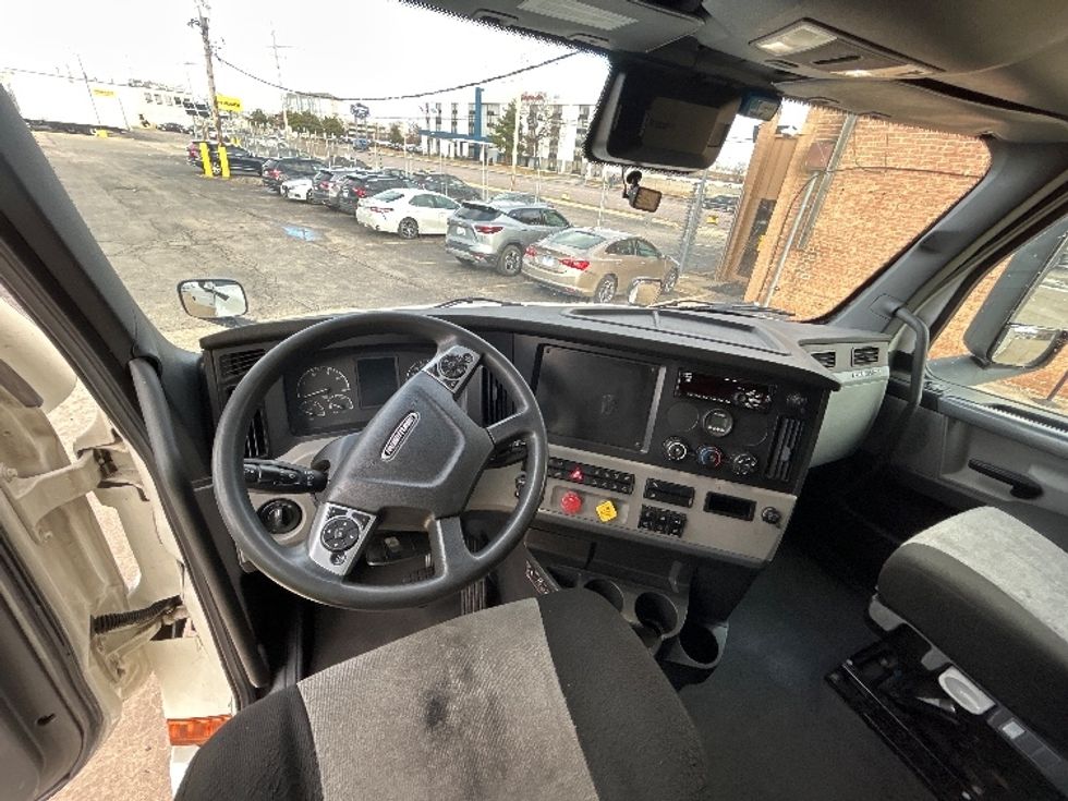 Sleeper Tractor-Heavy Duty Tractors-Freightliner-2021-T12664ST-Chicago (Melrose Park)-IL-370,877\n\t\tmiles-$ 69,000 - Image 11