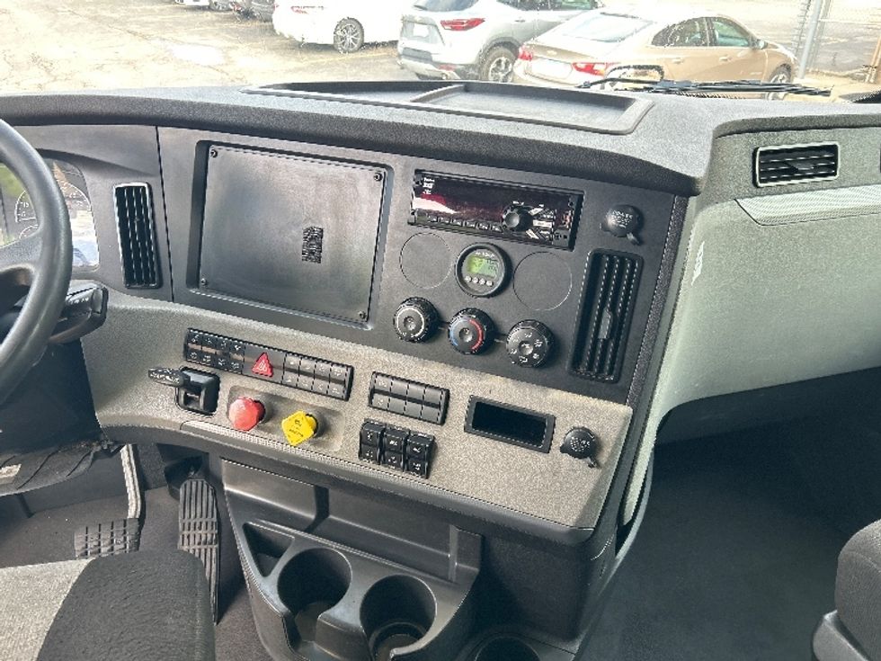 Sleeper Tractor-Heavy Duty Tractors-Freightliner-2021-T12664ST-Chicago (Melrose Park)-IL-370,877\n\t\tmiles-$ 69,000 - Image 12