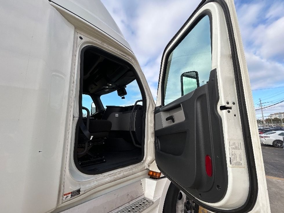 Sleeper Tractor-Heavy Duty Tractors-Freightliner-2021-T12664ST-Chicago (Melrose Park)-IL-370,877\n\t\tmiles-$ 69,000 - Image 13