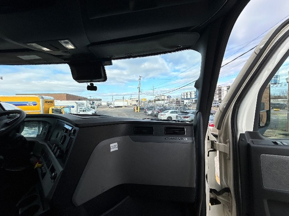 Sleeper Tractor-Heavy Duty Tractors-Freightliner-2021-T12664ST-Chicago (Melrose Park)-IL-370,877\n\t\tmiles-$ 69,000 - Image 14