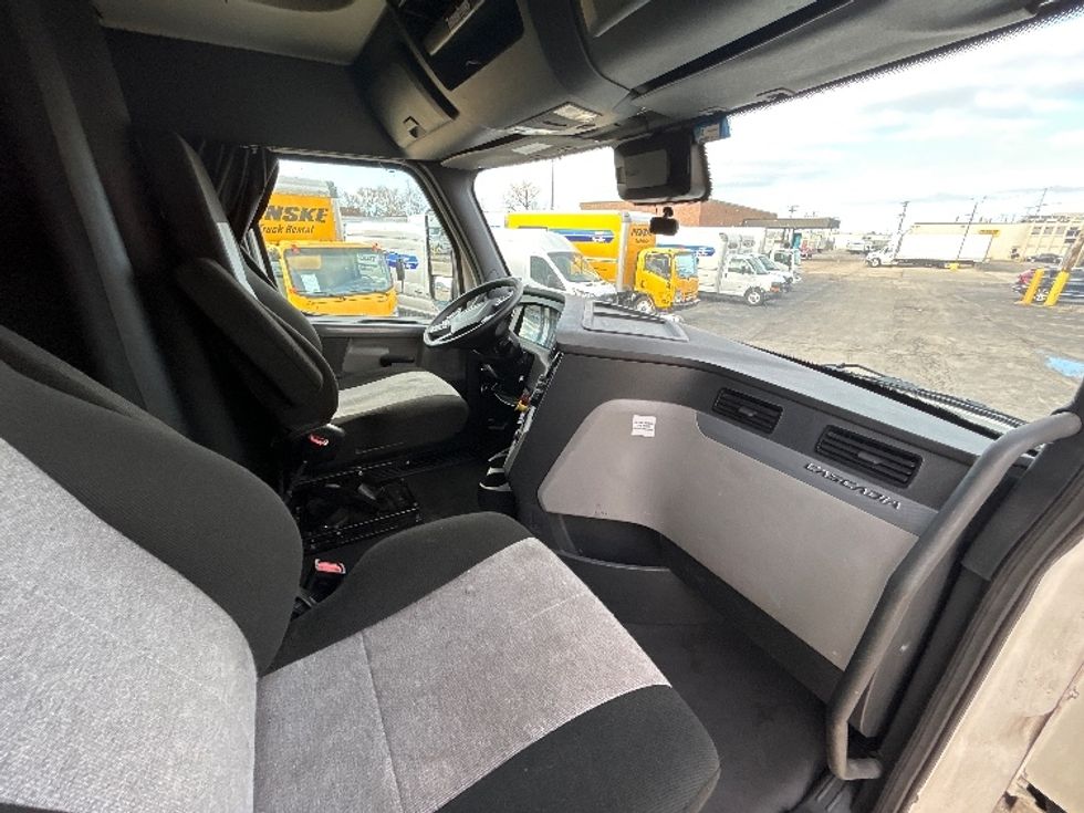 Sleeper Tractor-Heavy Duty Tractors-Freightliner-2021-T12664ST-Chicago (Melrose Park)-IL-370,877\n\t\tmiles-$ 69,000 - Image 15