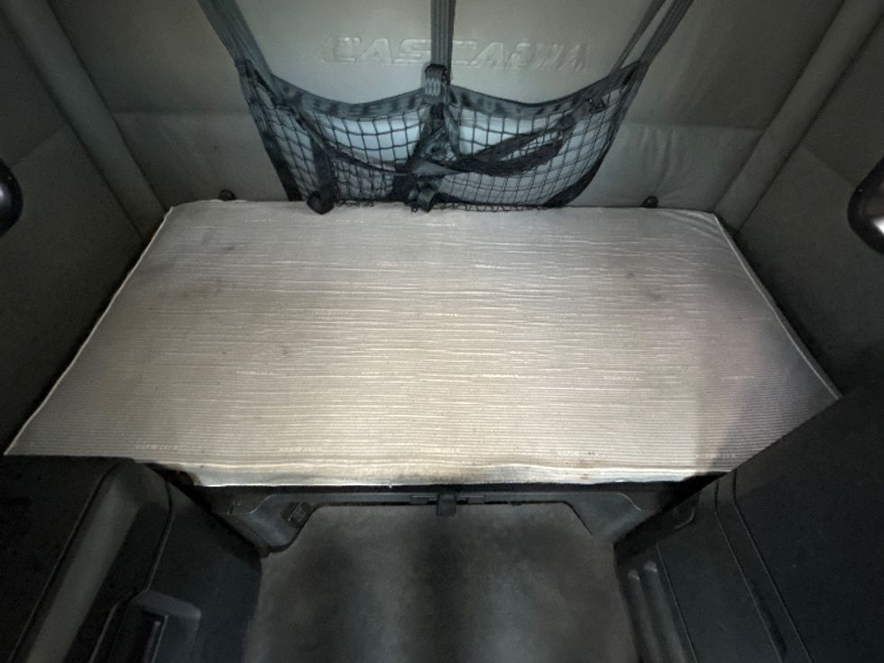 Sleeper Tractor-Heavy Duty Tractors-Freightliner-2021-T12664ST-Chicago (Melrose Park)-IL-370,877\n\t\tmiles-$ 69,000 - Image 17