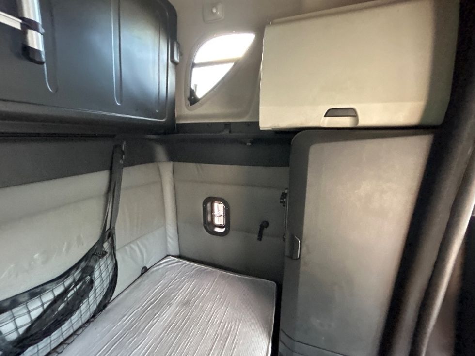 Sleeper Tractor-Heavy Duty Tractors-Freightliner-2021-T12664ST-Chicago (Melrose Park)-IL-370,877\n\t\tmiles-$ 69,000 - Image 18