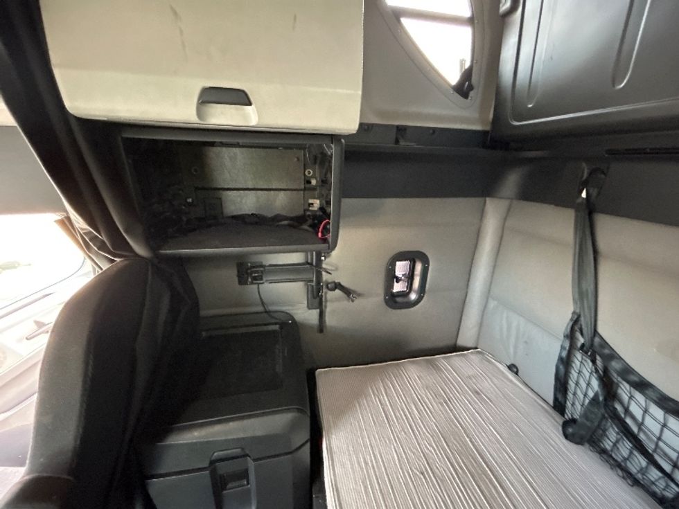 Sleeper Tractor-Heavy Duty Tractors-Freightliner-2021-T12664ST-Chicago (Melrose Park)-IL-370,877\n\t\tmiles-$ 69,000 - Image 19