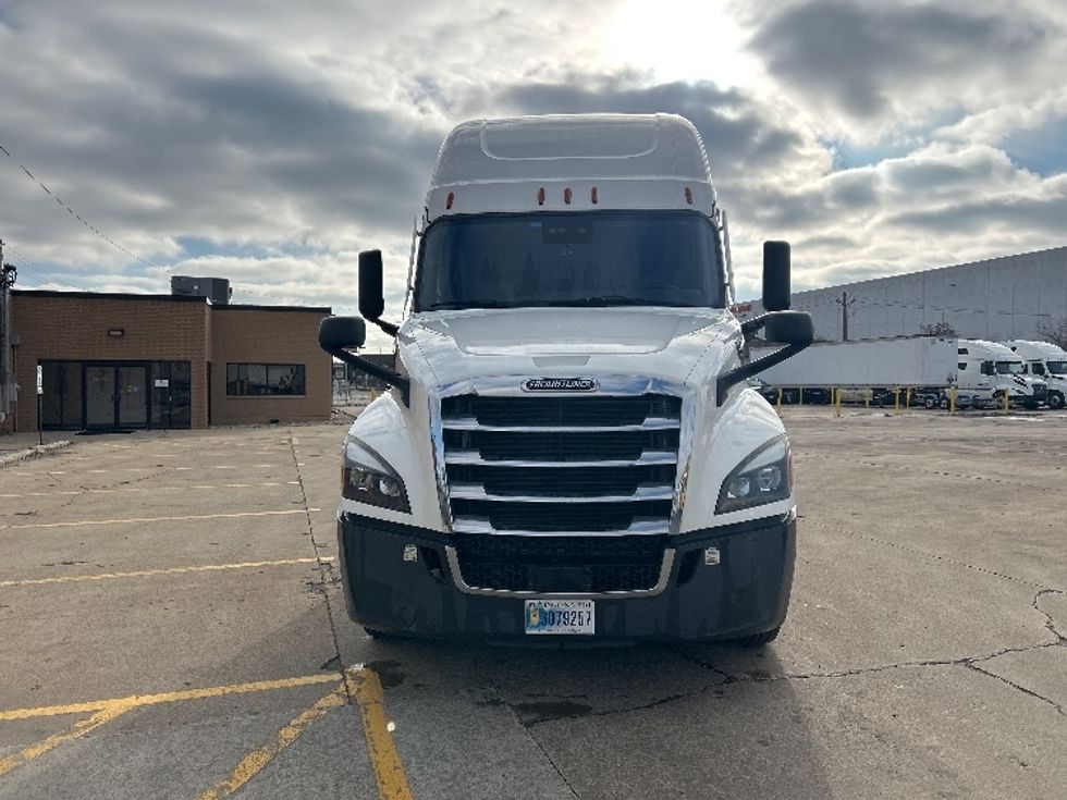 Sleeper Tractor-Heavy Duty Tractors-Freightliner-2021-T12664ST-Chicago (Melrose Park)-IL-370,877\n\t\tmiles-$ 69,000 - Image 2