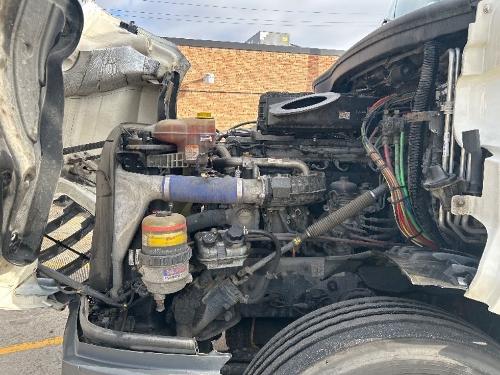 Sleeper Tractor-Heavy Duty Tractors-Freightliner-2021-T12664ST-Chicago (Melrose Park)-IL-370,877\n\t\tmiles-$ 69,000 - Image 21