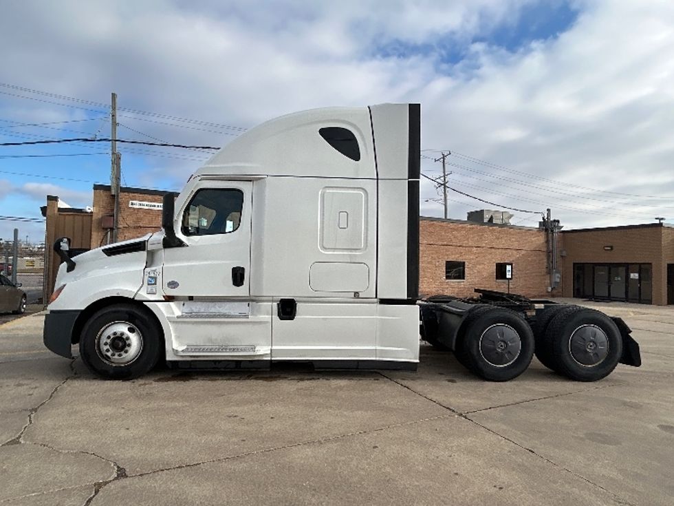 Sleeper Tractor-Heavy Duty Tractors-Freightliner-2021-T12664ST-Chicago (Melrose Park)-IL-370,877\n\t\tmiles-$ 69,000 - Image 4