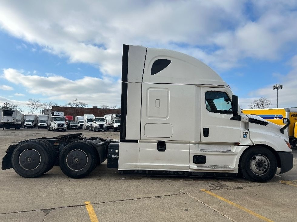 Sleeper Tractor-Heavy Duty Tractors-Freightliner-2021-T12664ST-Chicago (Melrose Park)-IL-370,877\n\t\tmiles-$ 69,000 - Image 8