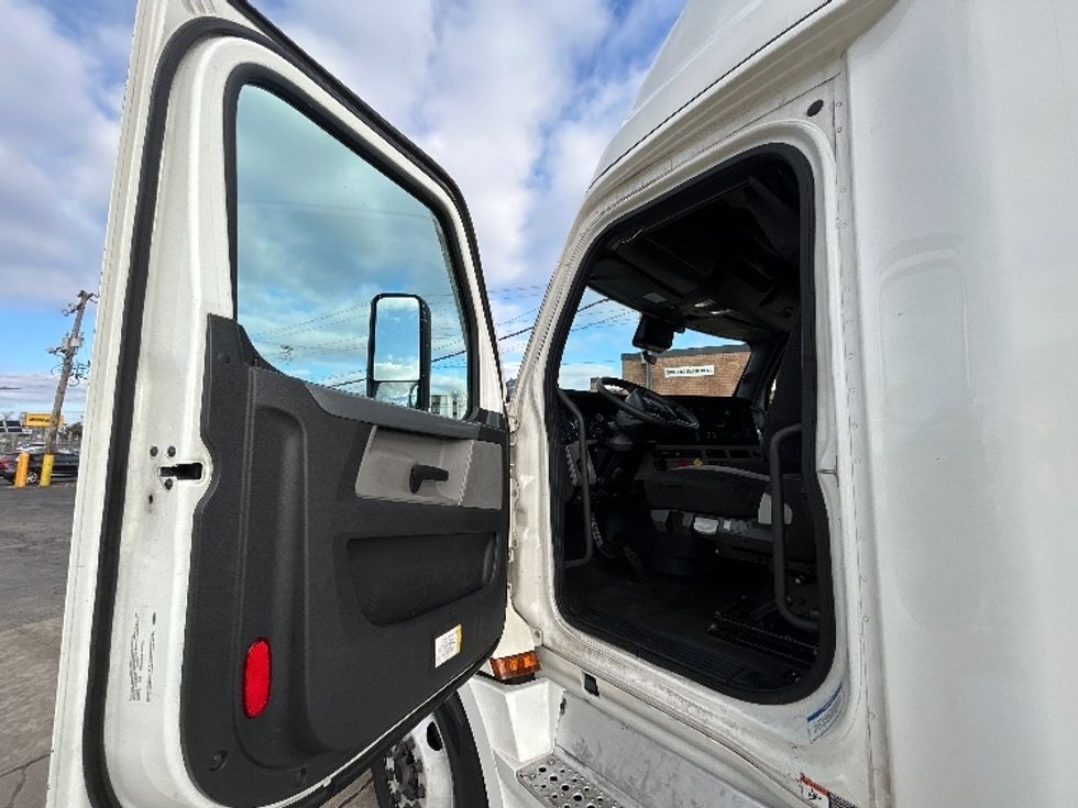 Sleeper Tractor-Heavy Duty Tractors-Freightliner-2021-T12664ST-Chicago (Melrose Park)-IL-370,877\n\t\tmiles-$ 69,000 - Image 9