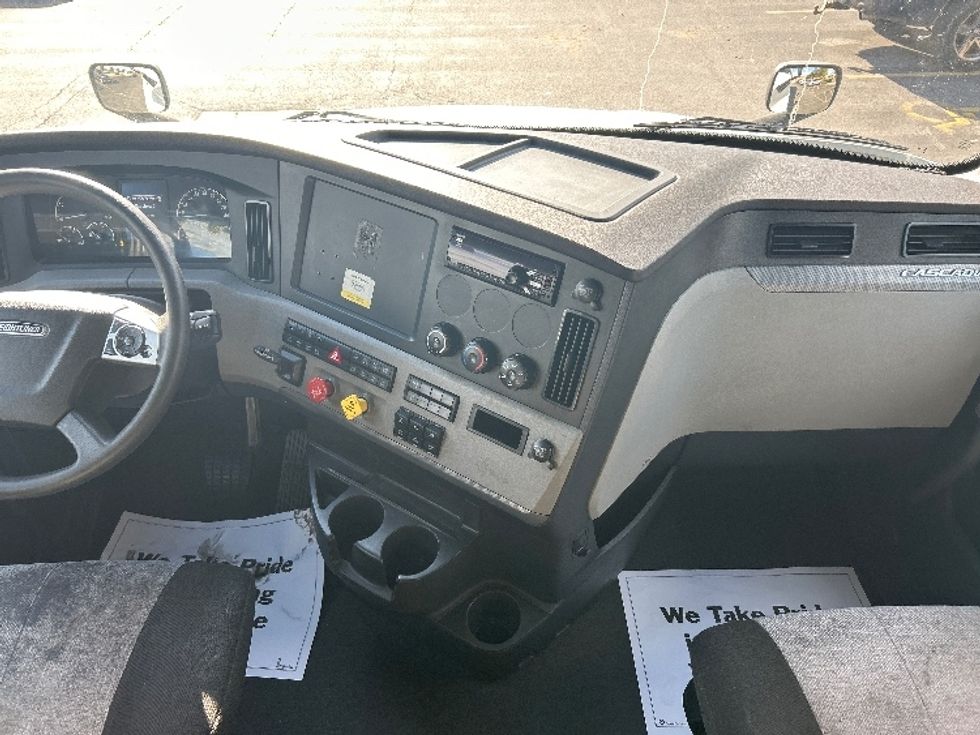 Sleeper Tractor-Heavy Duty Tractors-Freightliner-2021-T12664ST-Chicago (Melrose Park)-IL-403,108\n\t\tmiles-$ 62,750 - Image 12