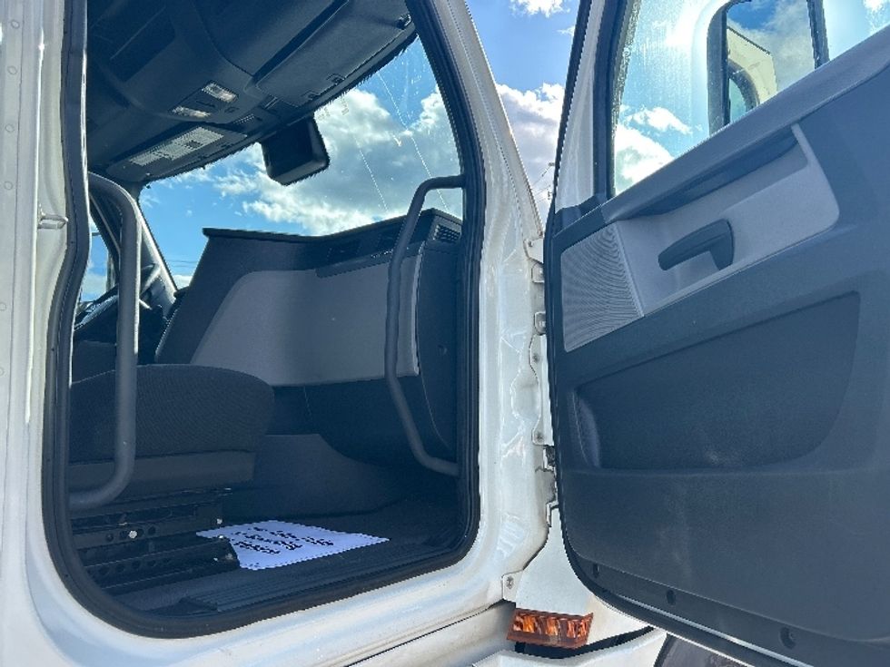 Sleeper Tractor-Heavy Duty Tractors-Freightliner-2021-T12664ST-Chicago (Melrose Park)-IL-403,108\n\t\tmiles-$ 62,750 - Image 13