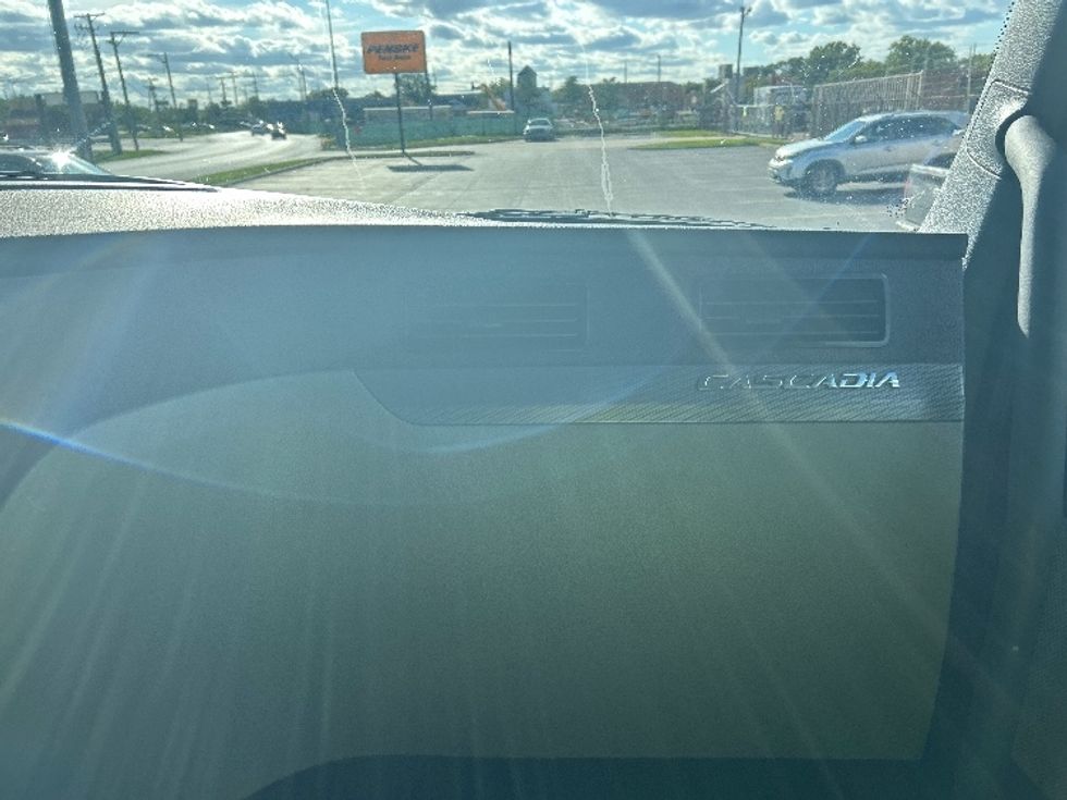 Sleeper Tractor-Heavy Duty Tractors-Freightliner-2021-T12664ST-Chicago (Melrose Park)-IL-403,108\n\t\tmiles-$ 62,750 - Image 14