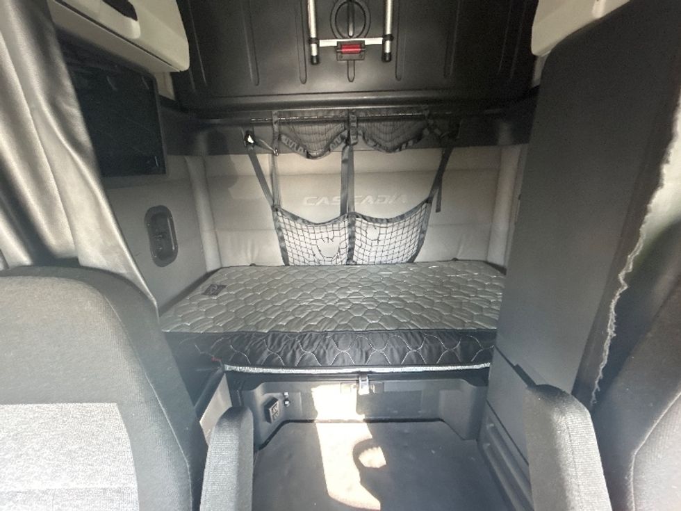 Sleeper Tractor-Heavy Duty Tractors-Freightliner-2021-T12664ST-Chicago (Melrose Park)-IL-403,108\n\t\tmiles-$ 62,750 - Image 16