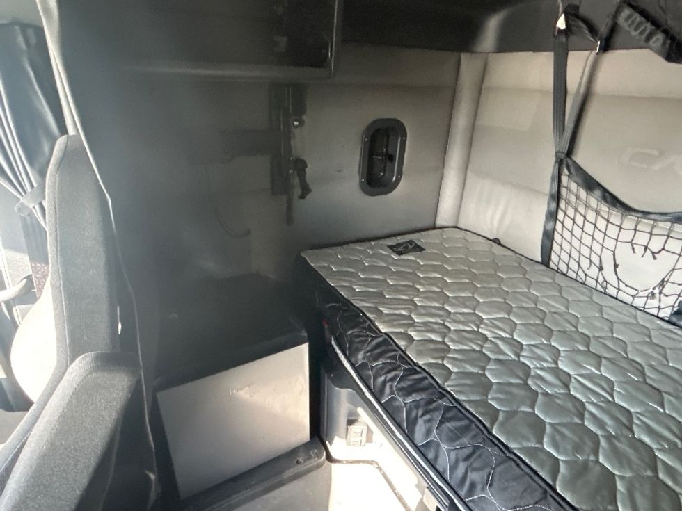 Sleeper Tractor-Heavy Duty Tractors-Freightliner-2021-T12664ST-Chicago (Melrose Park)-IL-403,108\n\t\tmiles-$ 62,750 - Image 19