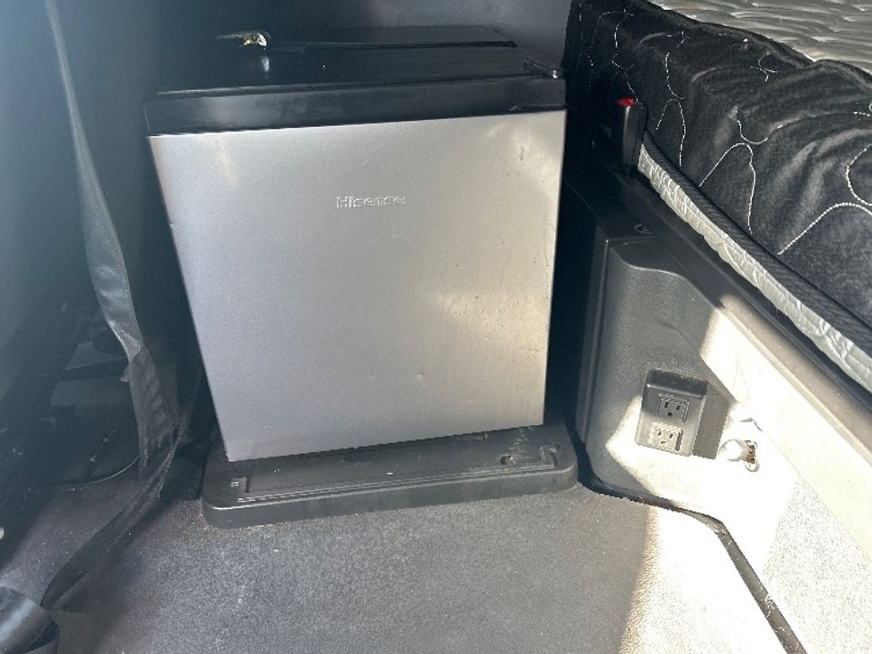 Sleeper Tractor-Heavy Duty Tractors-Freightliner-2021-T12664ST-Chicago (Melrose Park)-IL-403,108\n\t\tmiles-$ 62,750 - Image 22