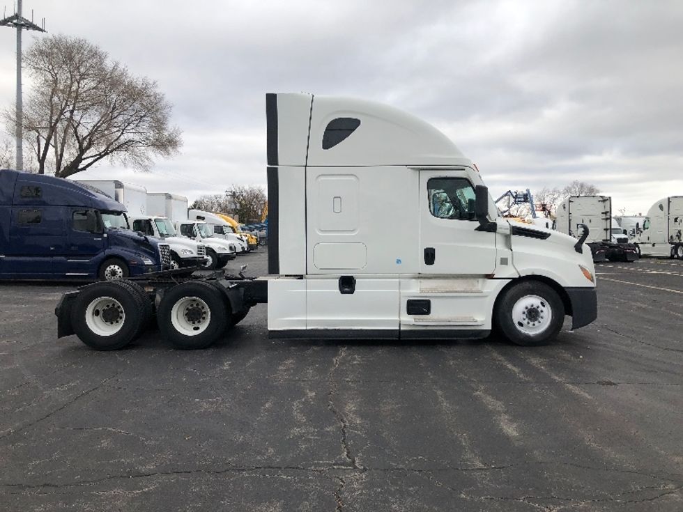 Sleeper Tractor-Heavy Duty Tractors-Freightliner-2021-T12664ST-Chicago (Melrose Park)-IL-403,108\n\t\tmiles-$ 62,750 - Image 8