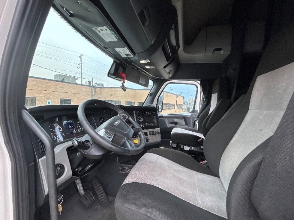Sleeper Tractor-Heavy Duty Tractors-Freightliner-2021-T12664ST-Chicago (Melrose Park)-IL-417,898\n\t\tmiles-$ 66,250 - Image 10