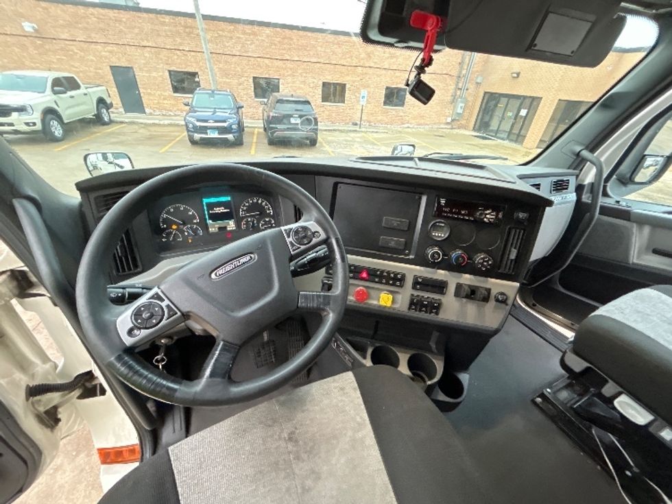 Sleeper Tractor-Heavy Duty Tractors-Freightliner-2021-T12664ST-Chicago (Melrose Park)-IL-417,898\n\t\tmiles-$ 66,250 - Image 11