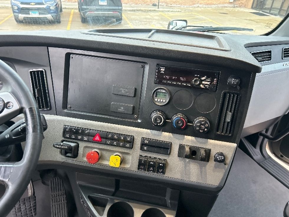 Sleeper Tractor-Heavy Duty Tractors-Freightliner-2021-T12664ST-Chicago (Melrose Park)-IL-417,898\n\t\tmiles-$ 66,250 - Image 12