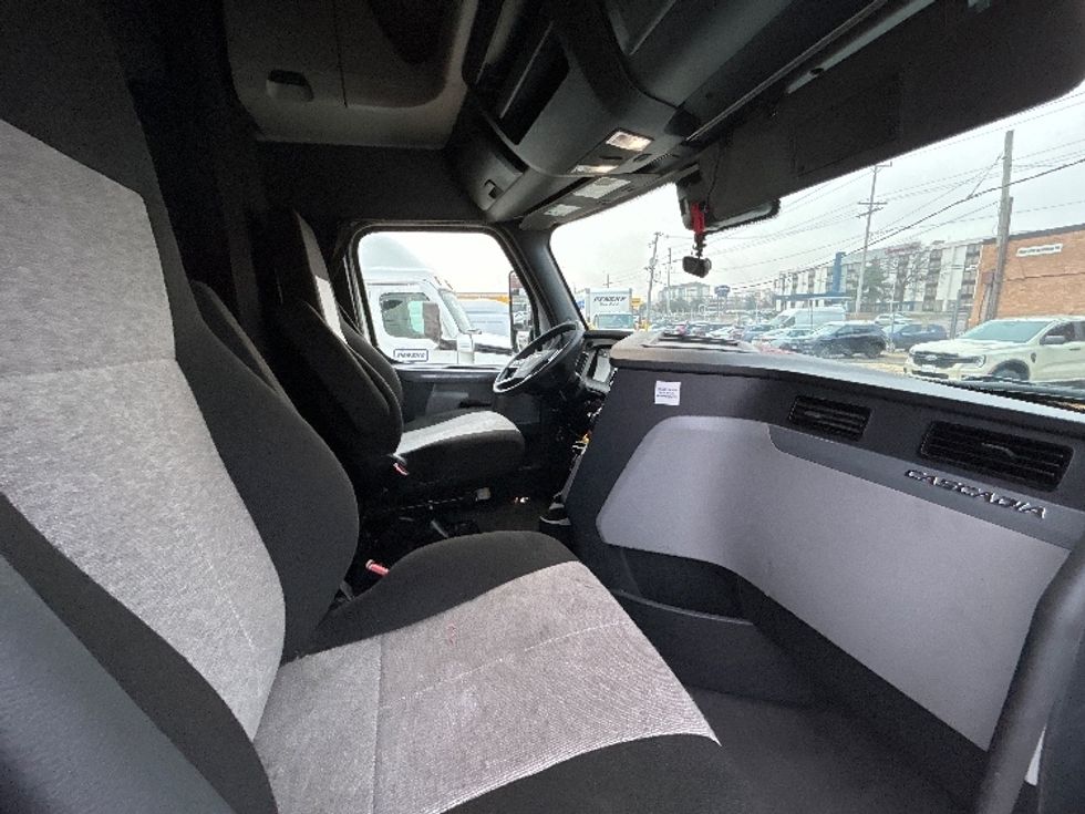 Sleeper Tractor-Heavy Duty Tractors-Freightliner-2021-T12664ST-Chicago (Melrose Park)-IL-417,898\n\t\tmiles-$ 66,250 - Image 14