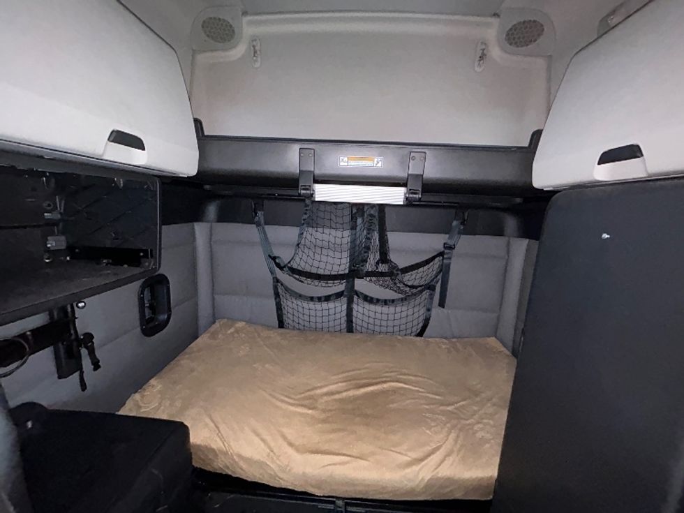 Sleeper Tractor-Heavy Duty Tractors-Freightliner-2021-T12664ST-Chicago (Melrose Park)-IL-417,898\n\t\tmiles-$ 66,250 - Image 15