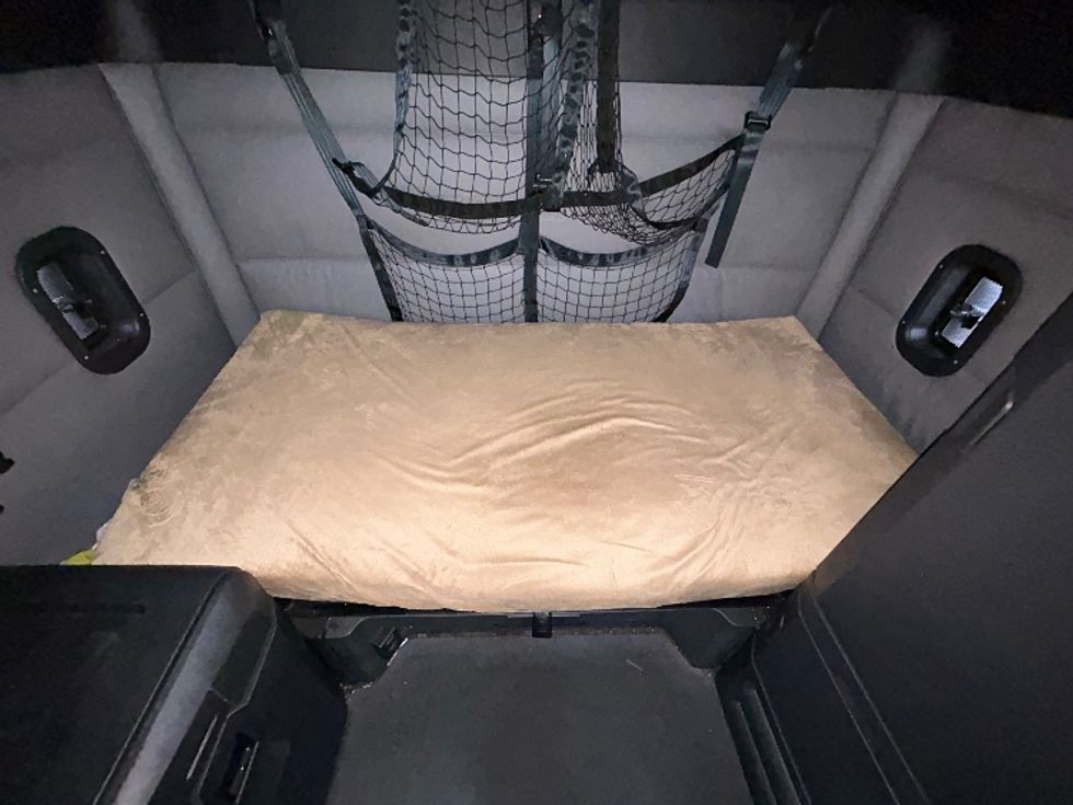 Sleeper Tractor-Heavy Duty Tractors-Freightliner-2021-T12664ST-Chicago (Melrose Park)-IL-417,898\n\t\tmiles-$ 66,250 - Image 16