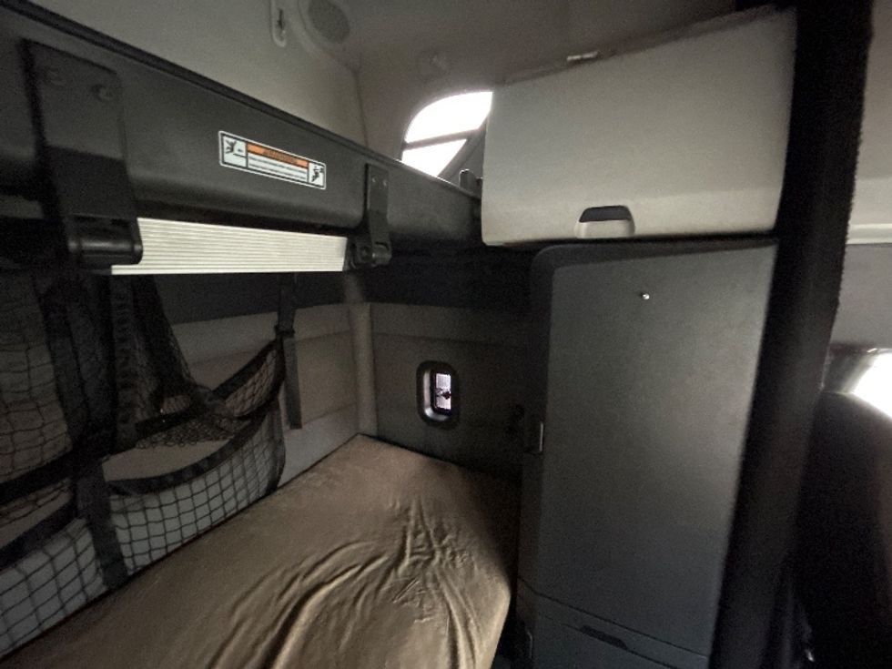 Sleeper Tractor-Heavy Duty Tractors-Freightliner-2021-T12664ST-Chicago (Melrose Park)-IL-417,898\n\t\tmiles-$ 66,250 - Image 17