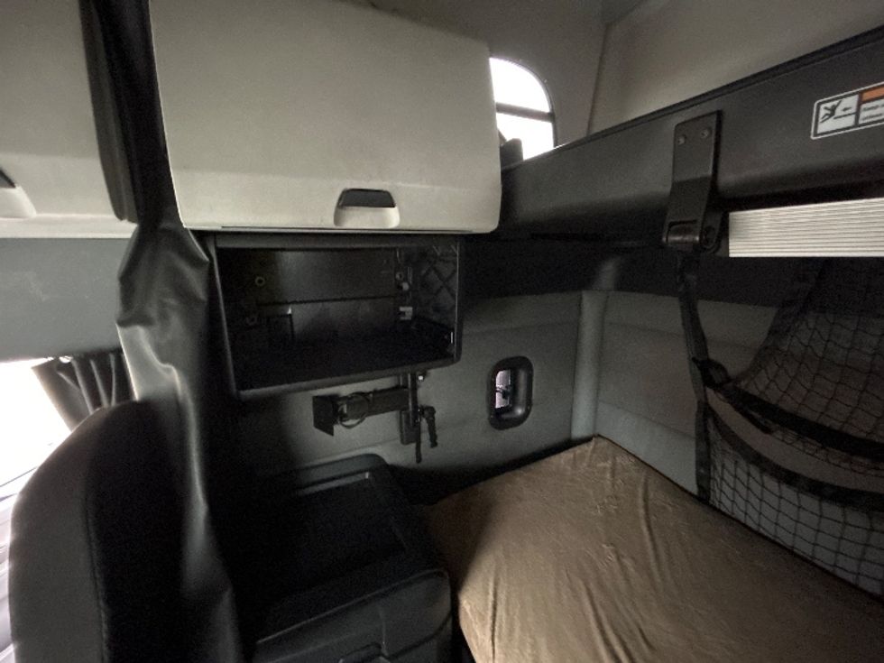 Sleeper Tractor-Heavy Duty Tractors-Freightliner-2021-T12664ST-Chicago (Melrose Park)-IL-417,898\n\t\tmiles-$ 66,250 - Image 18