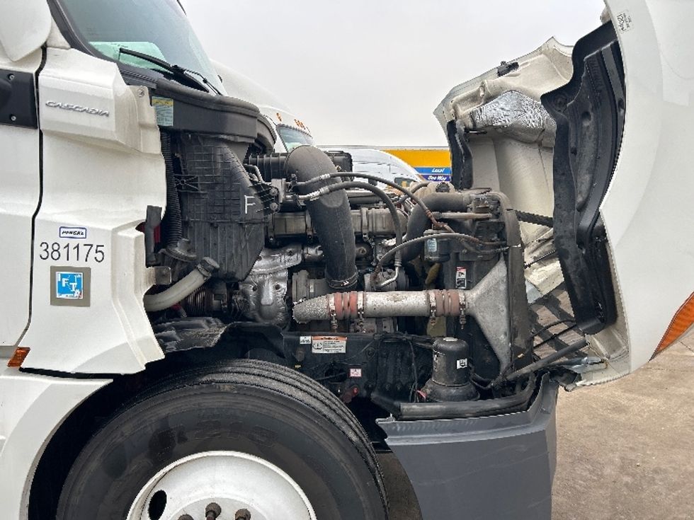 Sleeper Tractor-Heavy Duty Tractors-Freightliner-2021-T12664ST-Chicago (Melrose Park)-IL-417,898\n\t\tmiles-$ 66,250 - Image 19