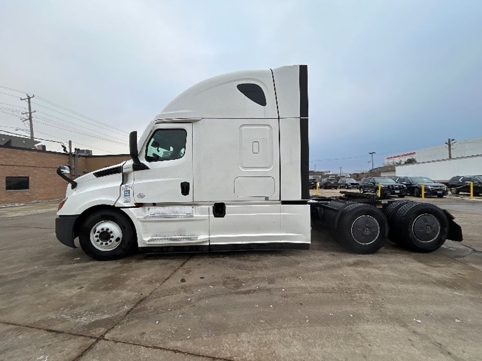 Sleeper Tractor-Heavy Duty Tractors-Freightliner-2021-T12664ST-Chicago (Melrose Park)-IL-417,898\n\t\tmiles-$ 66,250 - Image 4
