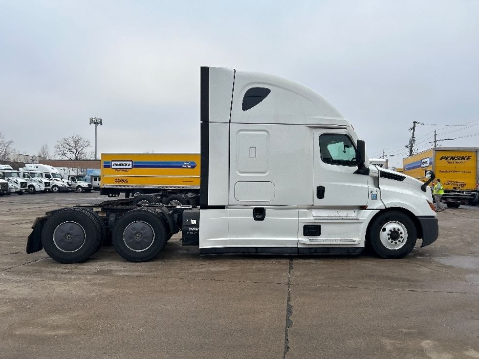 Sleeper Tractor-Heavy Duty Tractors-Freightliner-2021-T12664ST-Chicago (Melrose Park)-IL-417,898\n\t\tmiles-$ 66,250 - Image 8