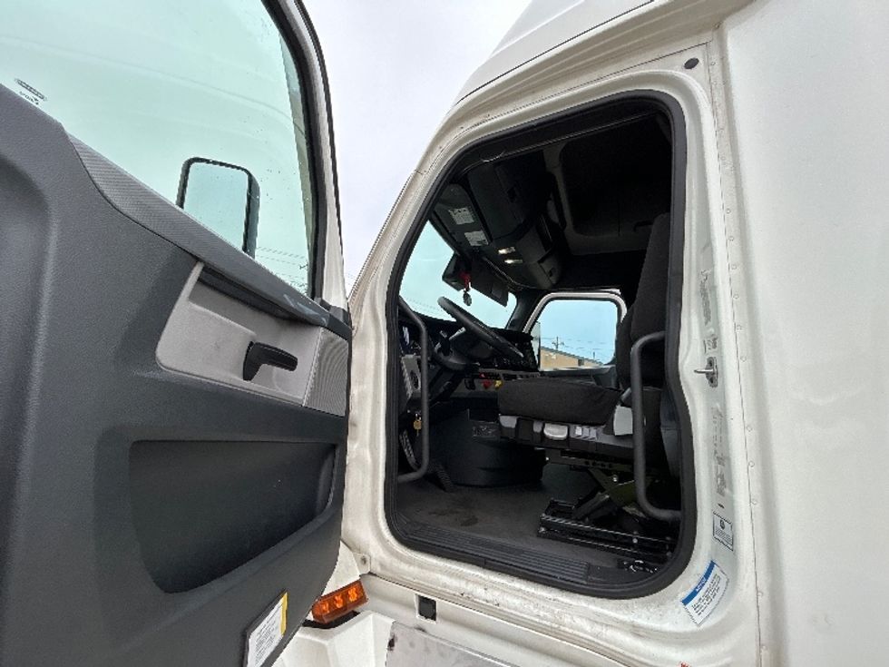 Sleeper Tractor-Heavy Duty Tractors-Freightliner-2021-T12664ST-Chicago (Melrose Park)-IL-417,898\n\t\tmiles-$ 66,250 - Image 9