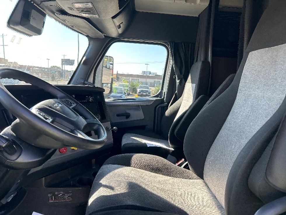 Sleeper Tractor-Heavy Duty Tractors-Freightliner-2021-T12664ST-Chicago (Melrose Park)-IL-494,235\n\t\tmiles-$ 63,500 - Image 10