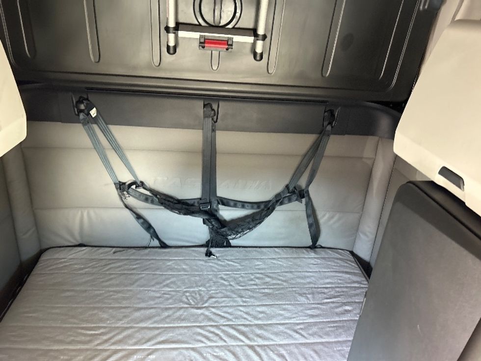 Sleeper Tractor-Heavy Duty Tractors-Freightliner-2021-T12664ST-Chicago (Melrose Park)-IL-494,235\n\t\tmiles-$ 63,500 - Image 16