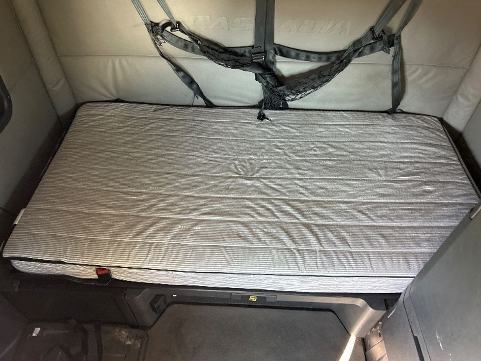 Sleeper Tractor-Heavy Duty Tractors-Freightliner-2021-T12664ST-Chicago (Melrose Park)-IL-494,235\n\t\tmiles-$ 63,500 - Image 17