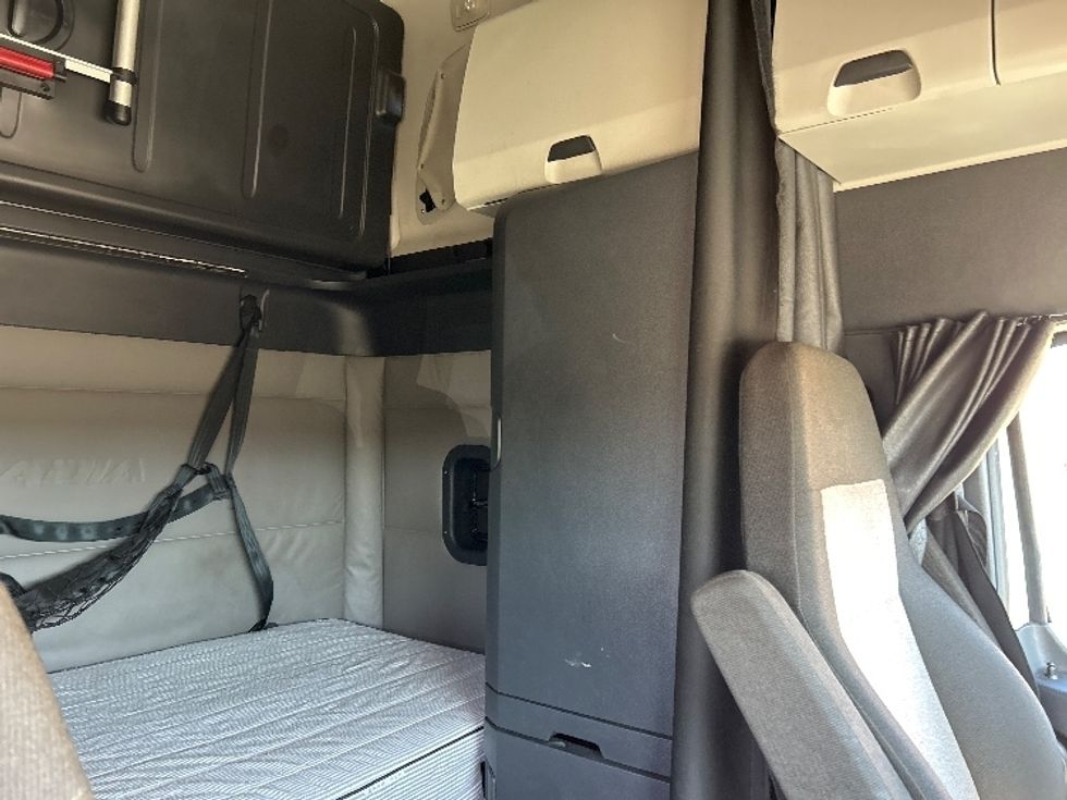 Sleeper Tractor-Heavy Duty Tractors-Freightliner-2021-T12664ST-Chicago (Melrose Park)-IL-494,235\n\t\tmiles-$ 63,500 - Image 18