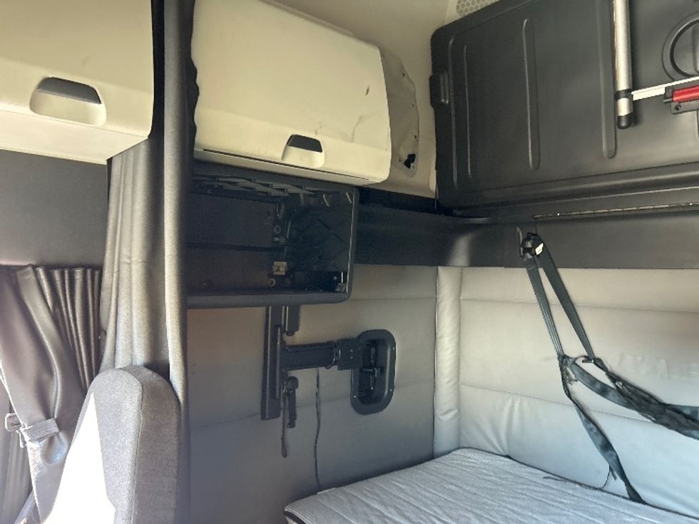 Sleeper Tractor-Heavy Duty Tractors-Freightliner-2021-T12664ST-Chicago (Melrose Park)-IL-494,235\n\t\tmiles-$ 63,500 - Image 19