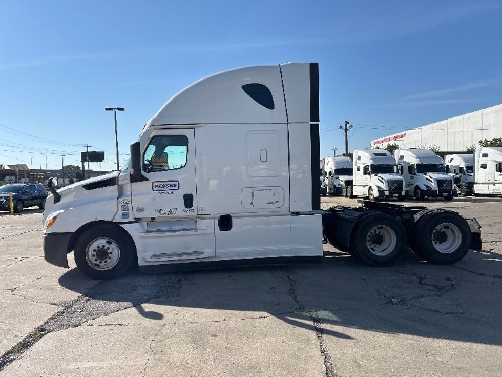 Sleeper Tractor-Heavy Duty Tractors-Freightliner-2021-T12664ST-Chicago (Melrose Park)-IL-494,235\n\t\tmiles-$ 63,500 - Image 4