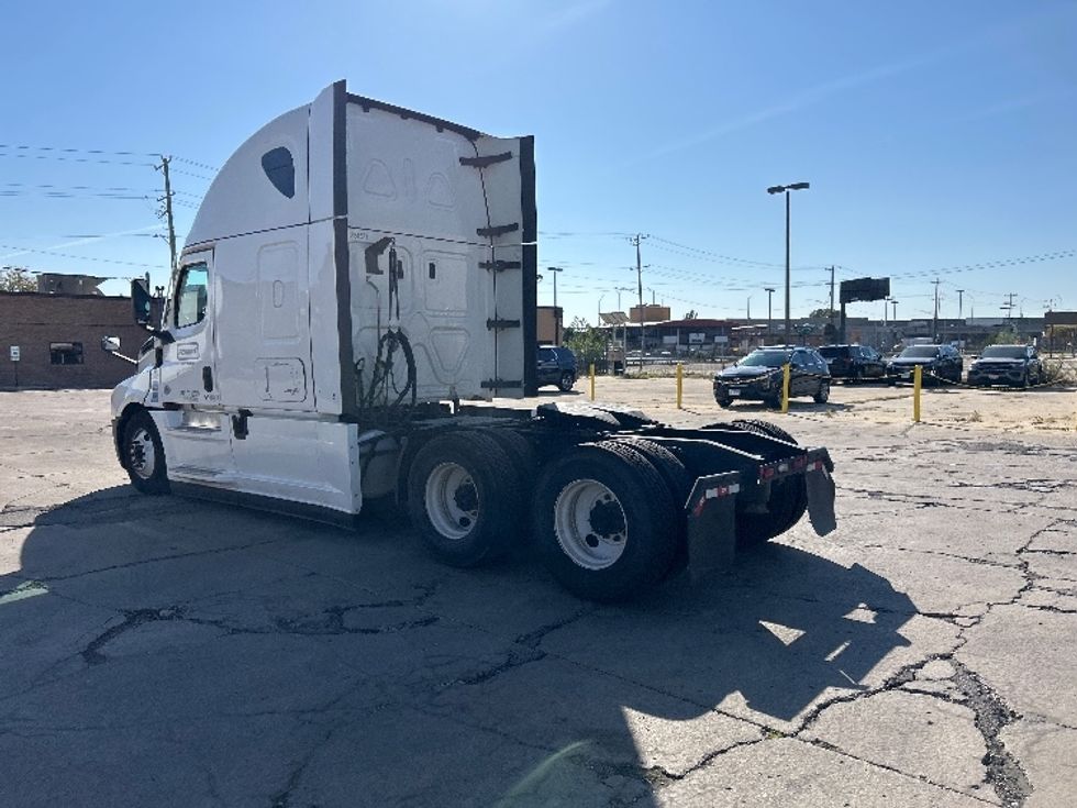 Sleeper Tractor-Heavy Duty Tractors-Freightliner-2021-T12664ST-Chicago (Melrose Park)-IL-494,235\n\t\tmiles-$ 63,500 - Image 5