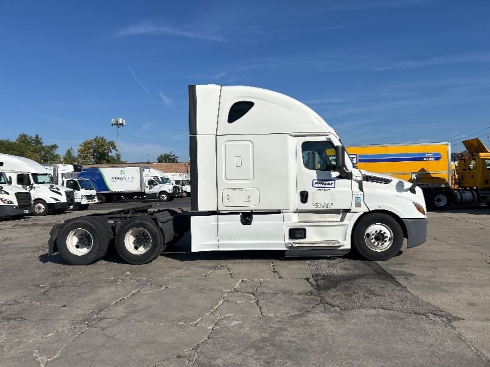Sleeper Tractor-Heavy Duty Tractors-Freightliner-2021-T12664ST-Chicago (Melrose Park)-IL-494,235\n\t\tmiles-$ 63,500 - Image 8