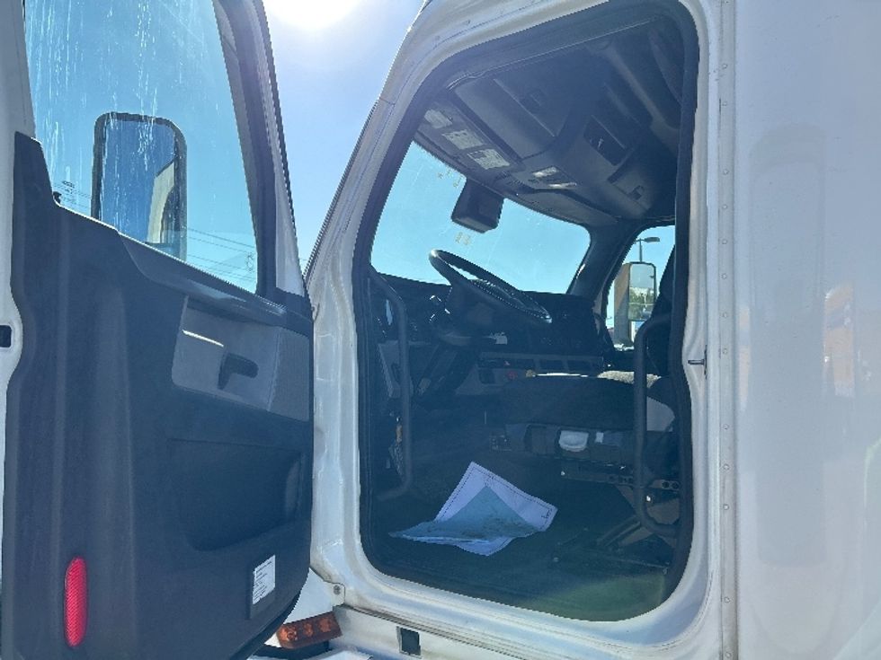 Sleeper Tractor-Heavy Duty Tractors-Freightliner-2021-T12664ST-Chicago (Melrose Park)-IL-494,235\n\t\tmiles-$ 63,500 - Image 9